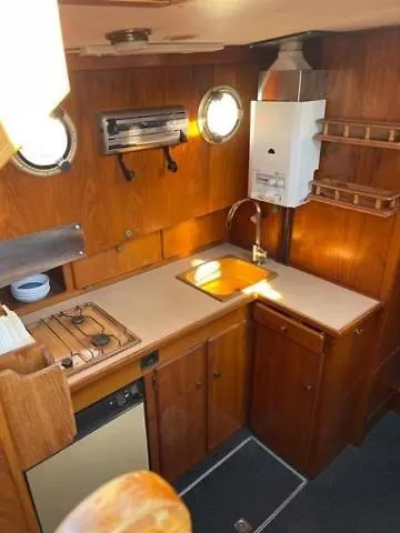 Botel Sejour Insolite- Bateau Hotel- La Rochelle